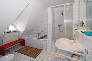 Ferienhaus Ness in Schwartbuck, Badezimmer mit Badewanne OG